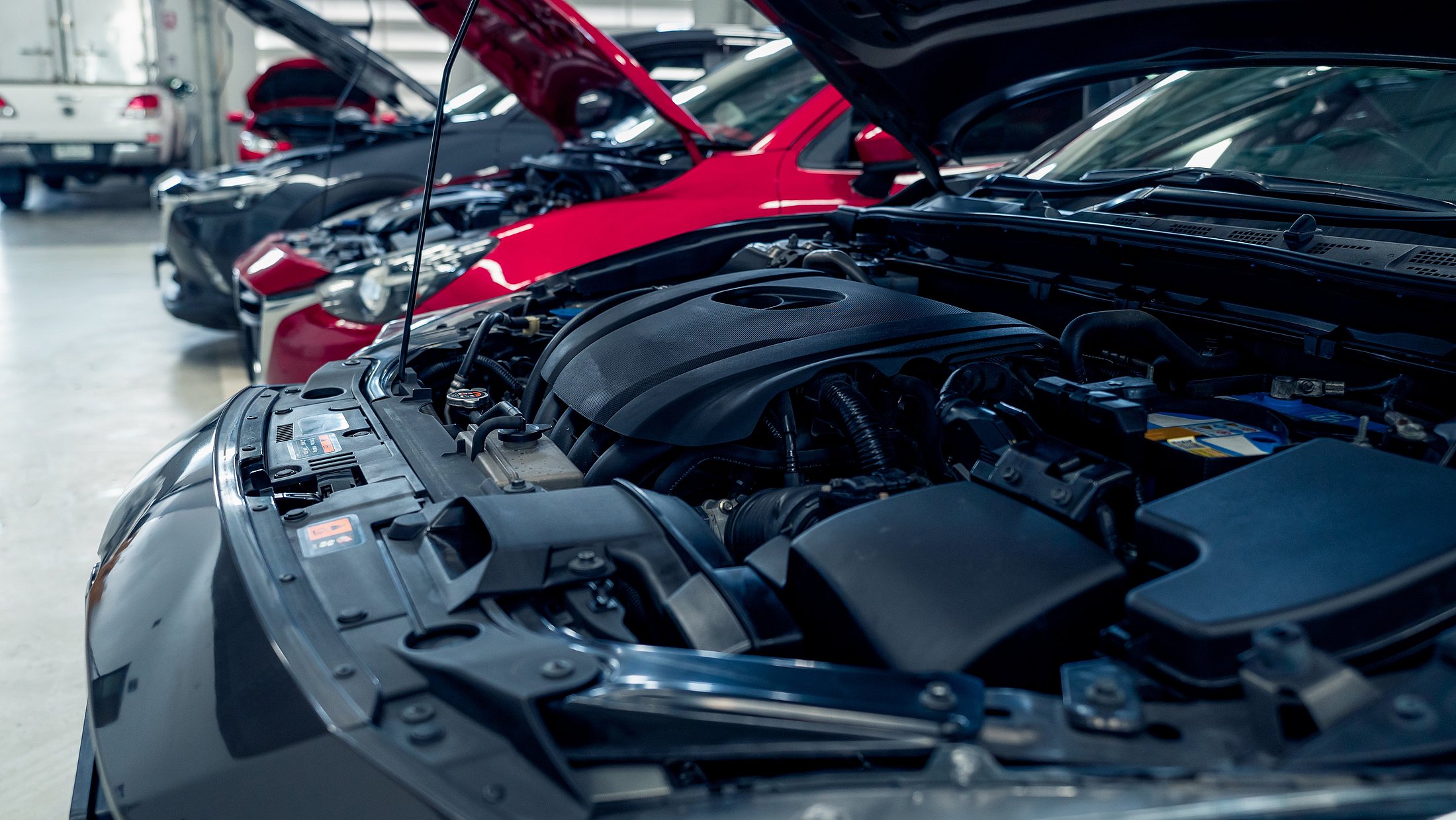 Autos in einer Garage die vorne offen sind 