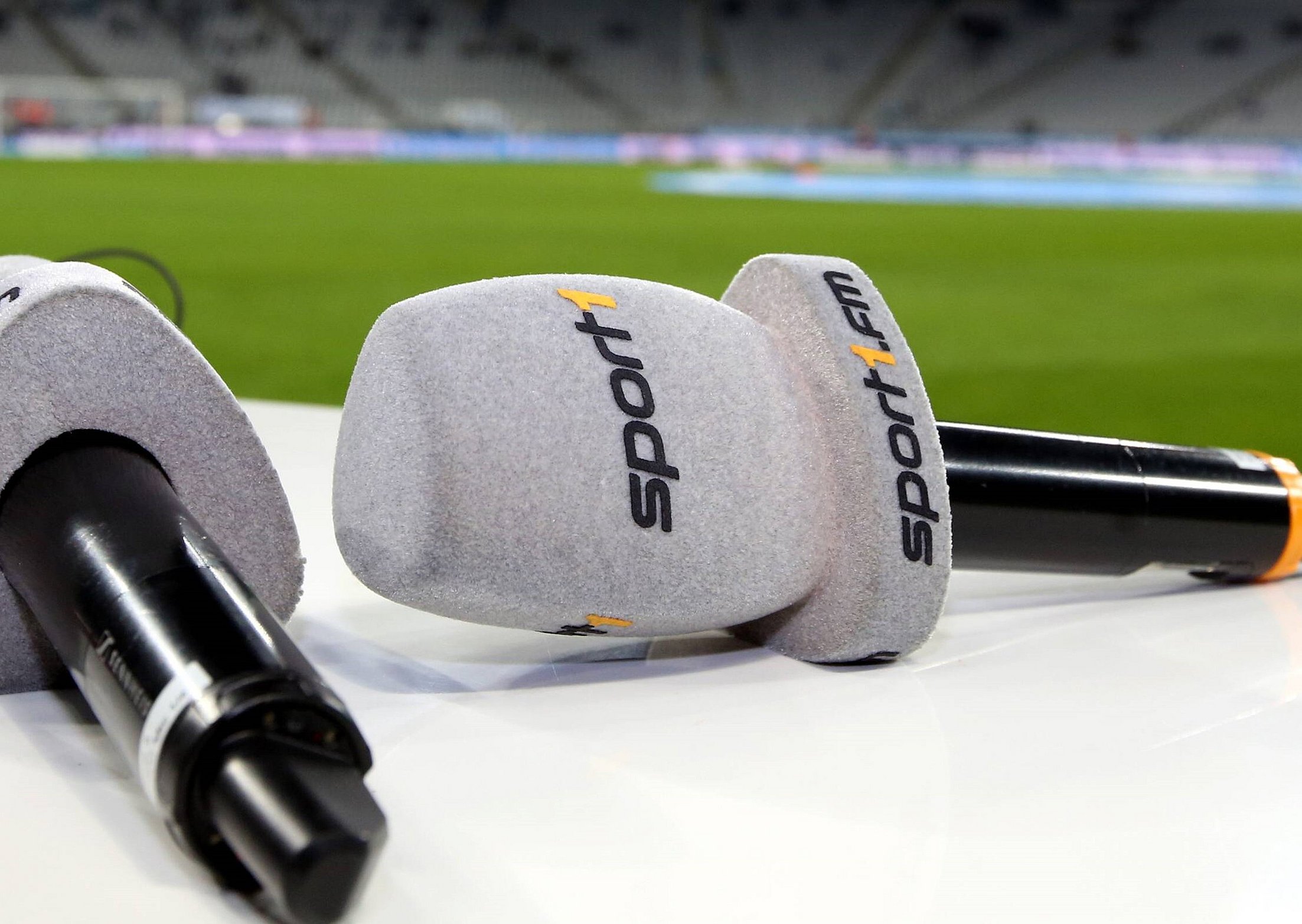 2 sport1 mikrofone liegen auf einem Tisch in einem Fußballstadion