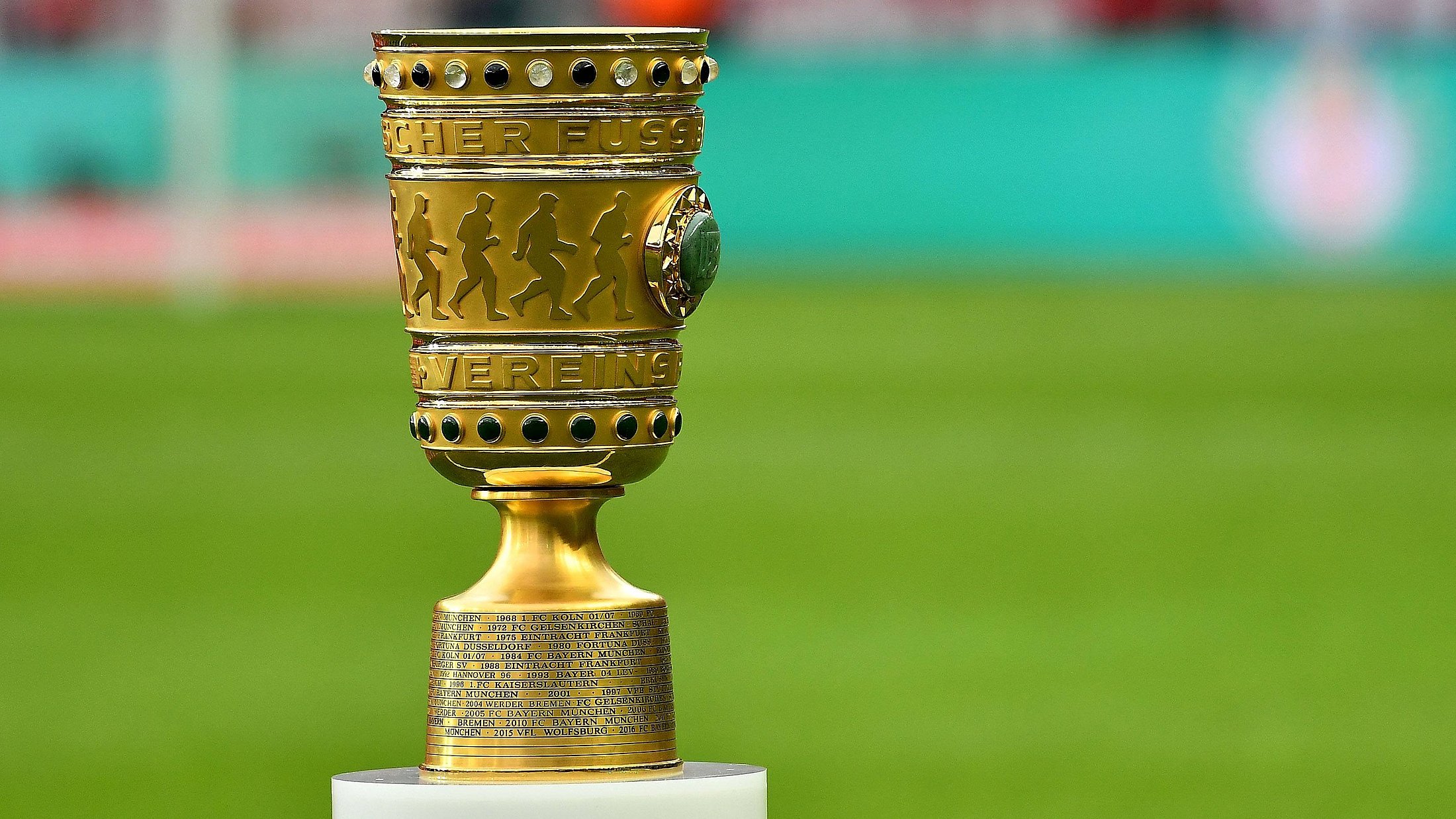 Der DFB Pokal auf einem Sockel in einem Fußballstadion