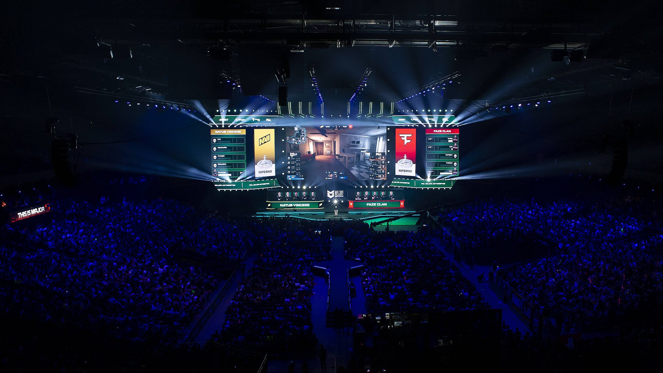 Blick in eine große Arena in der ein esports Wettkampf stattfindet