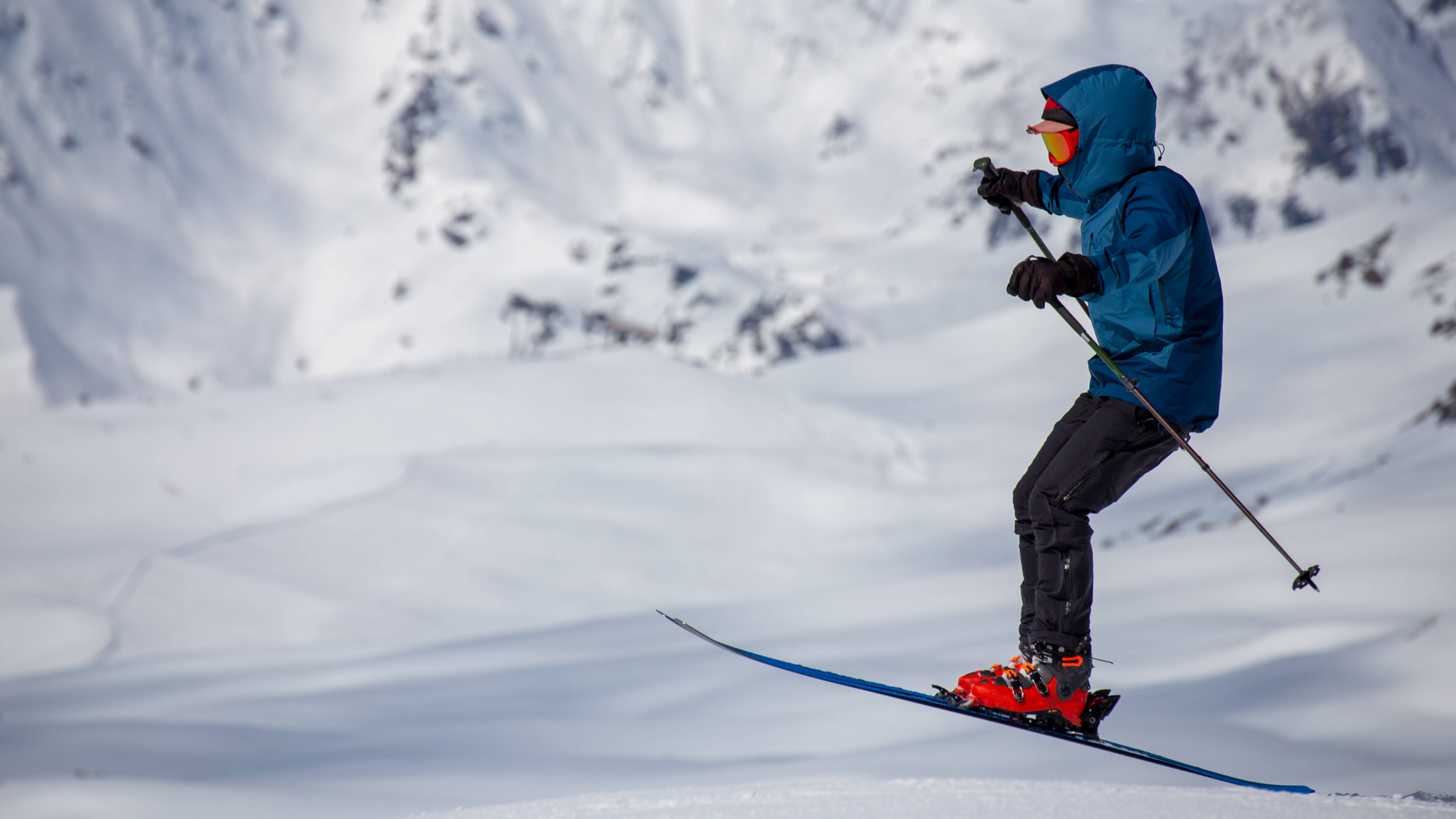 Ski fahrer der sich in der luft befindet