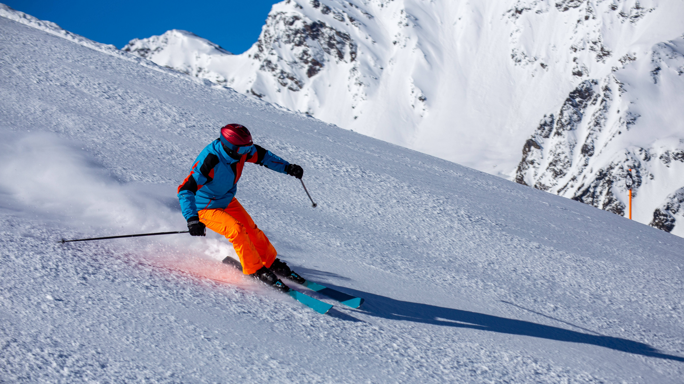 Skifahrer mit einer knallorangen Skihose